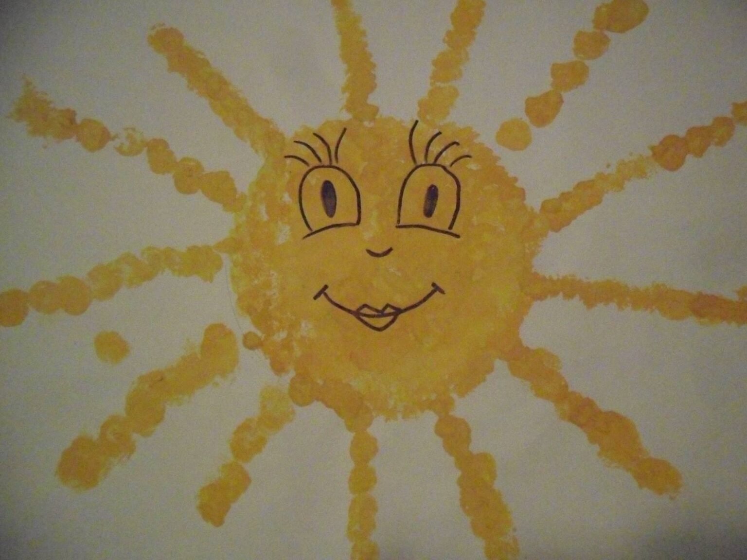 Солнышко пальчиками. Рисование солнышко в средней группе. Солнышко рисунок. Солнце рисунок. Солнце поделка для детей.