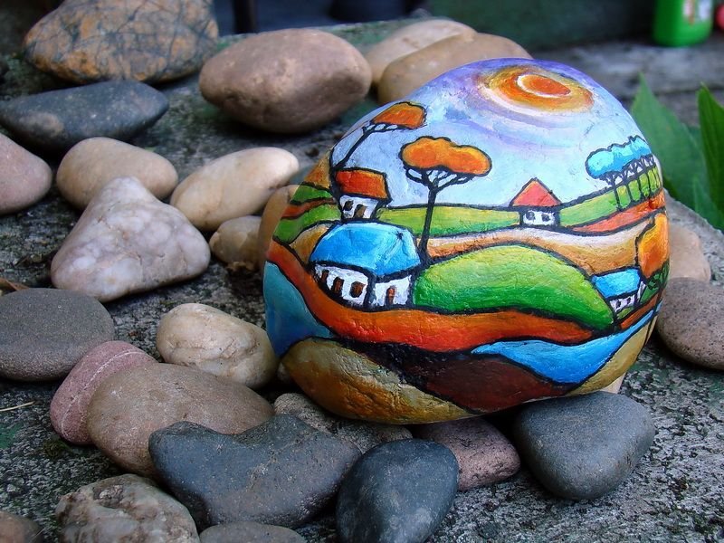 Stone child. Разукрашенные камни для сада. Роспись камней для сада. Раскрашенные камушки. Рисование на камнях для детей.