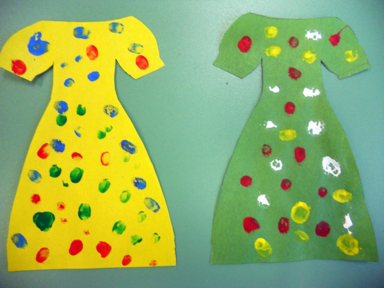 Платье для мамы младшая группа. Аппликация на платье. Рисование платья в средней группе. Платья для рисования в детском саду. Поделка платье для мамы.
