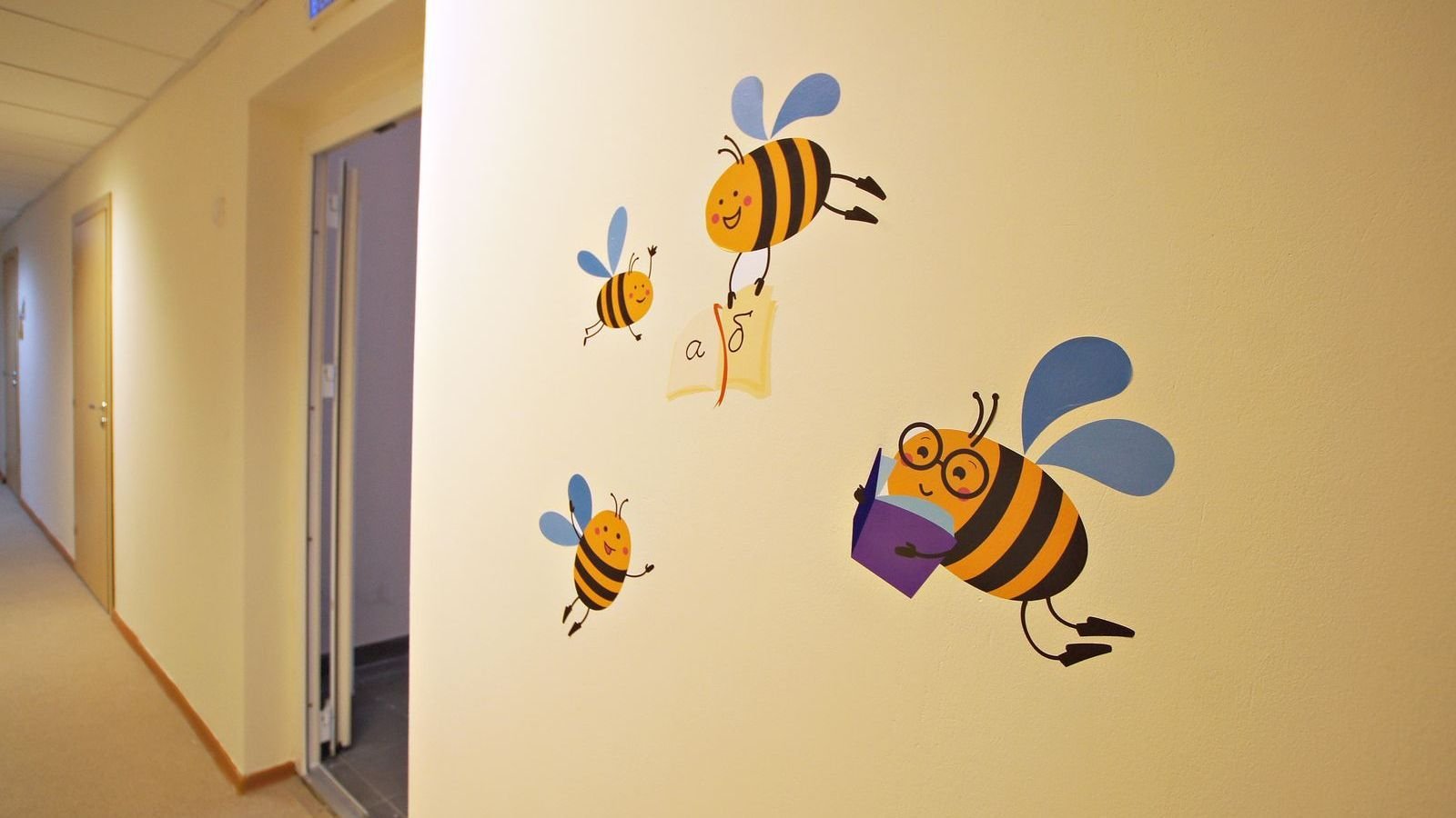 Пчёлы на стене в садик
