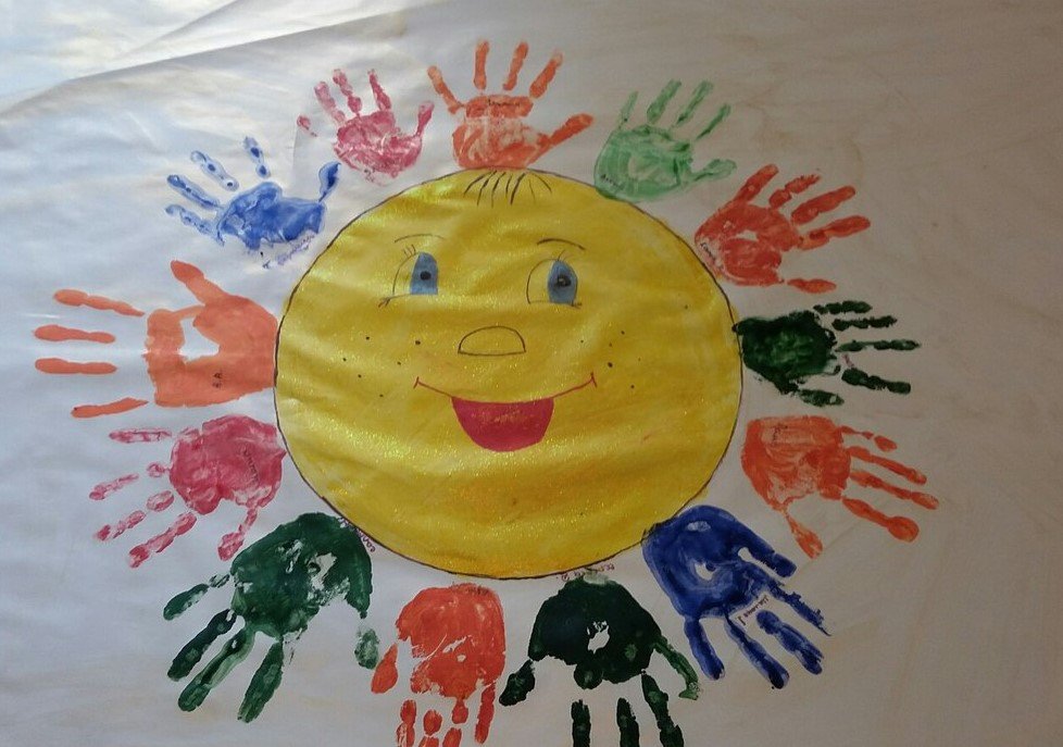 Детский рисунок на день детей. Коллективное рисование. Рисование на тему Дружба. Коллективное рисование в детском саду. Рисунки с детскими ладошками.