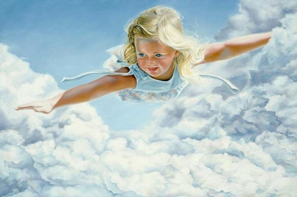 Девушка летает в облаках