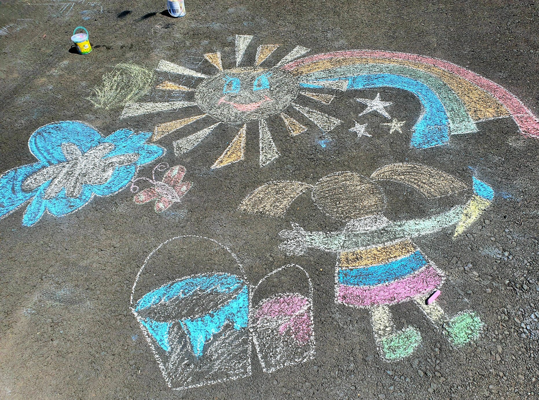 Дети рисуют на асфальте
