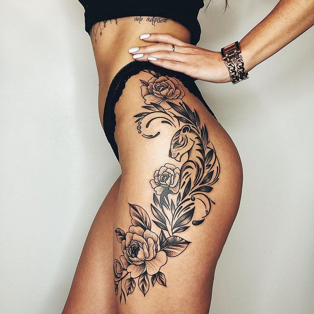 Татуировки на бедре цветы для девушек (69 фото)
