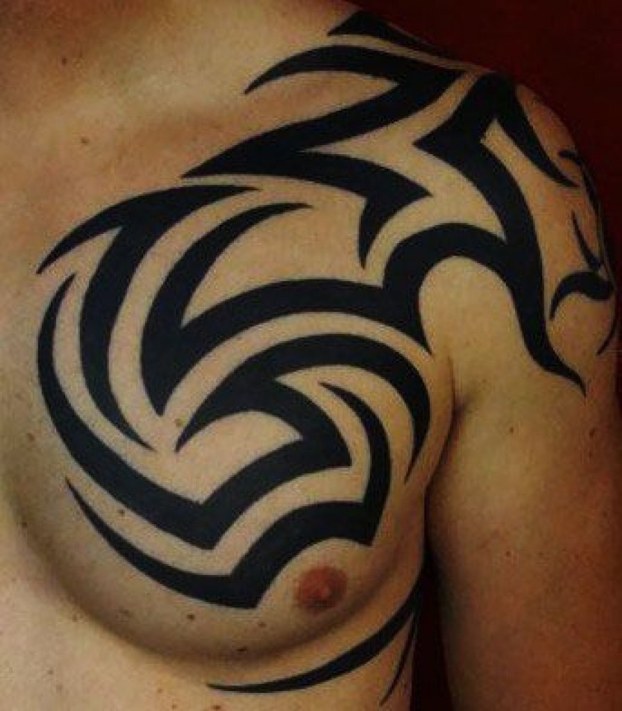 Татуировки на правом плече. Кельтский трайбл. Кельтские трайбл тату. Татуировки на плече. Татуировки на грудь.