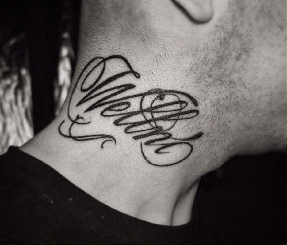 Надписи на шею мужские. Татуировки на шее. Татуировка на шее надпись. Татуировки мужские на шее. Тату на шее мужские надписи.