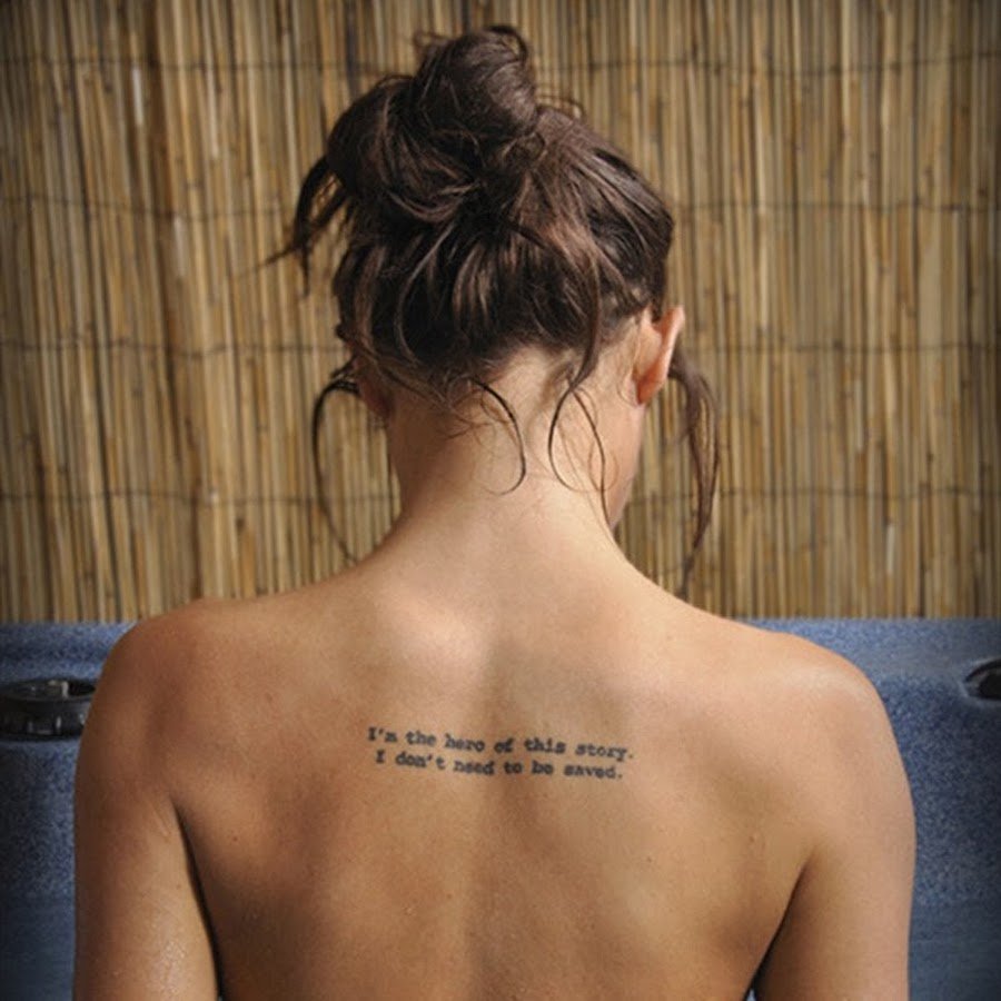 Татуировка на спине у девушки Господь мой судья на испанском фото