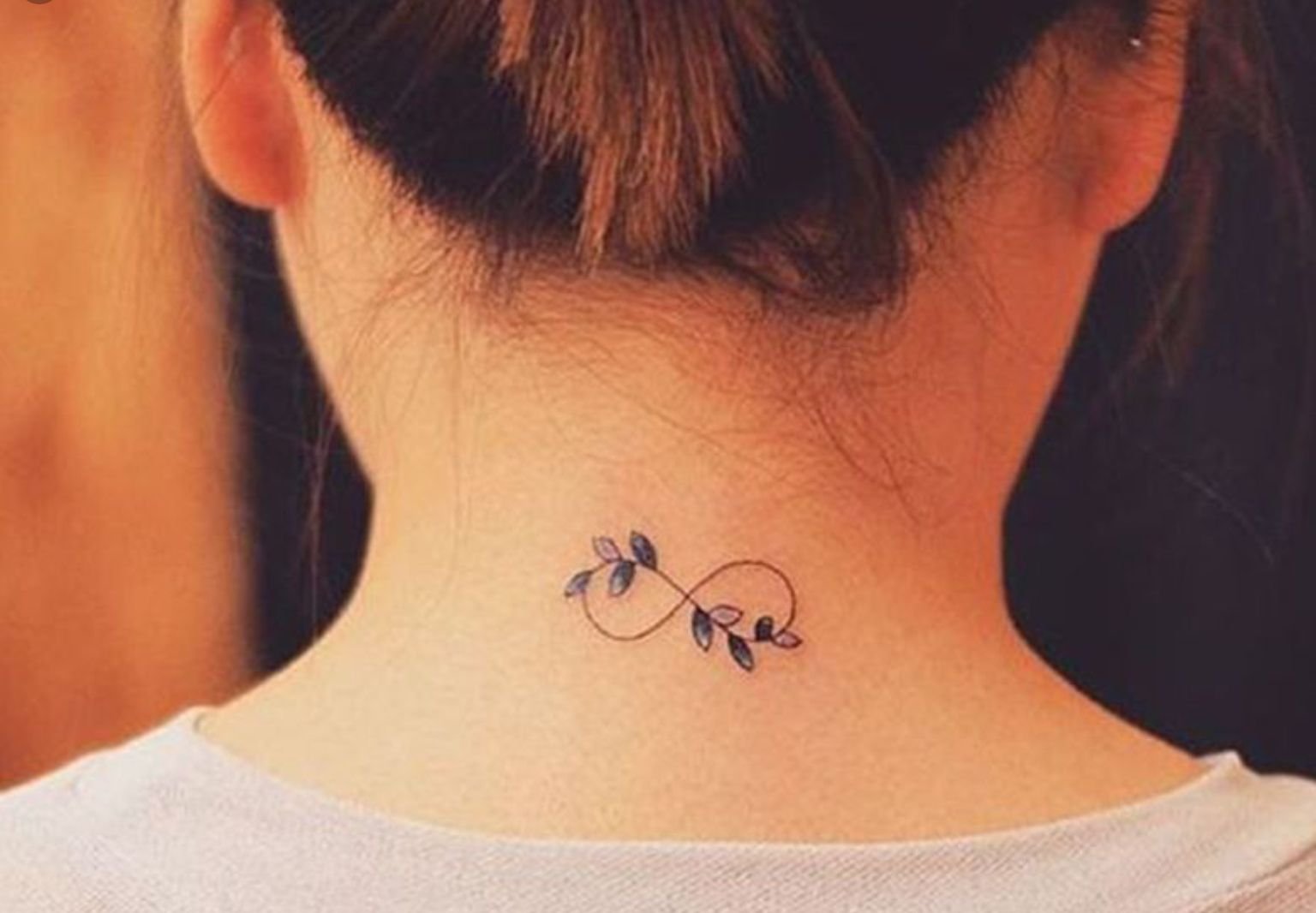 Женские Татуировки на шее маленькие