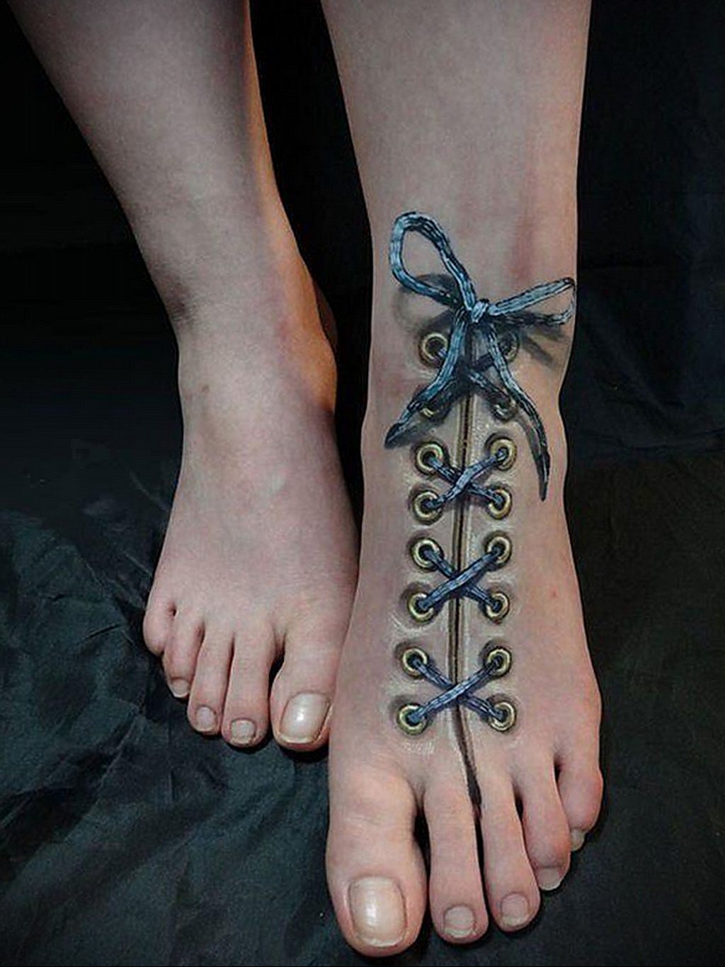 Объемное тату на ноге