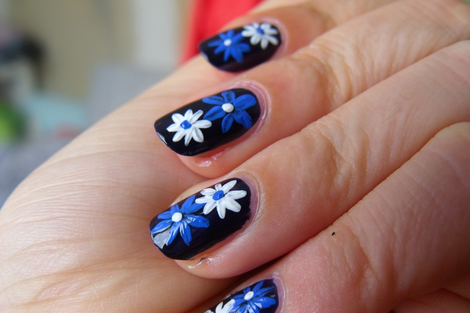 Маникюр темно-синий с цветочками