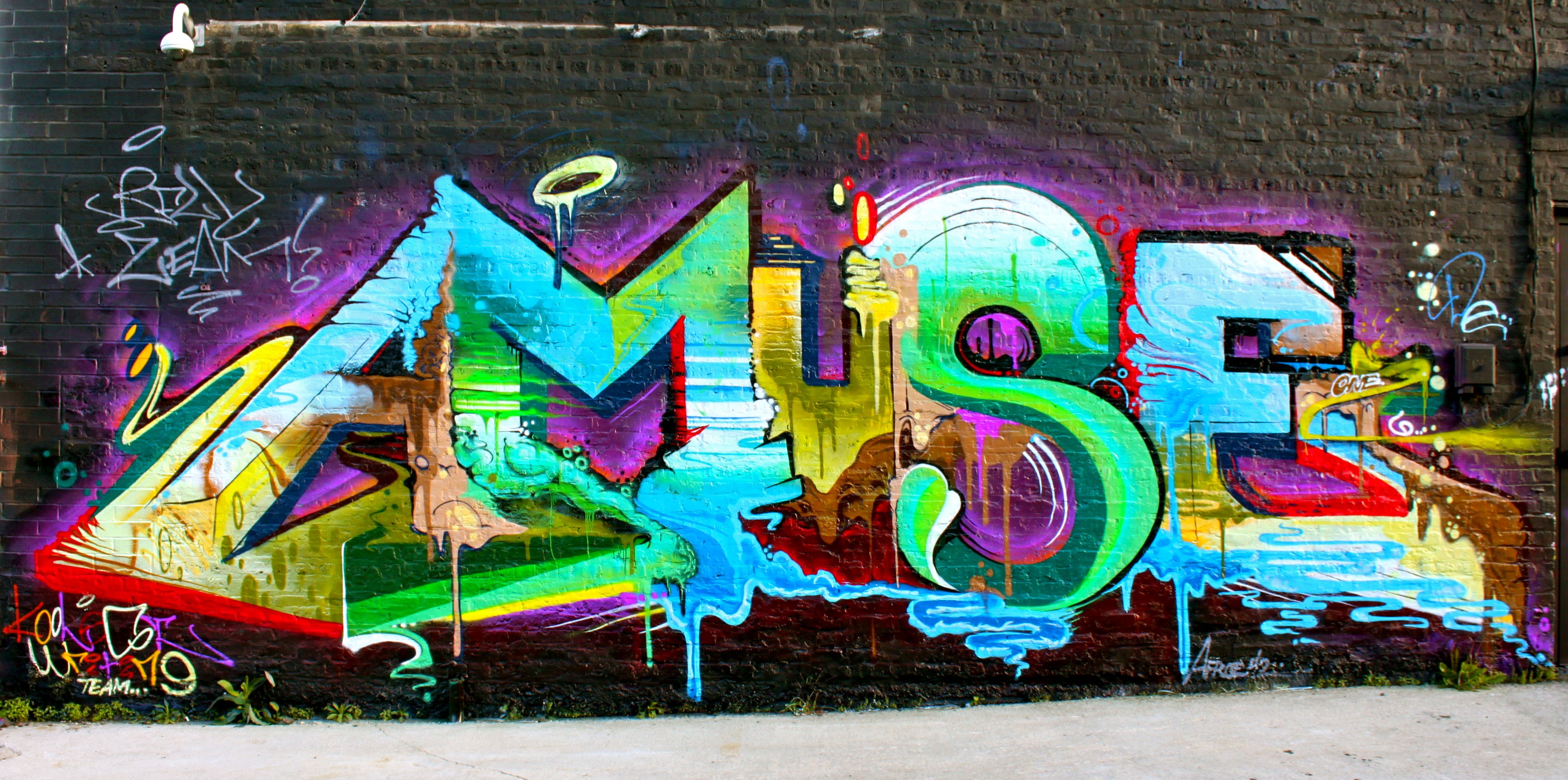 Красочная надпись. Граффити на стене. Яркие граффити. Красивые граффити. Яркое граффити на стене.