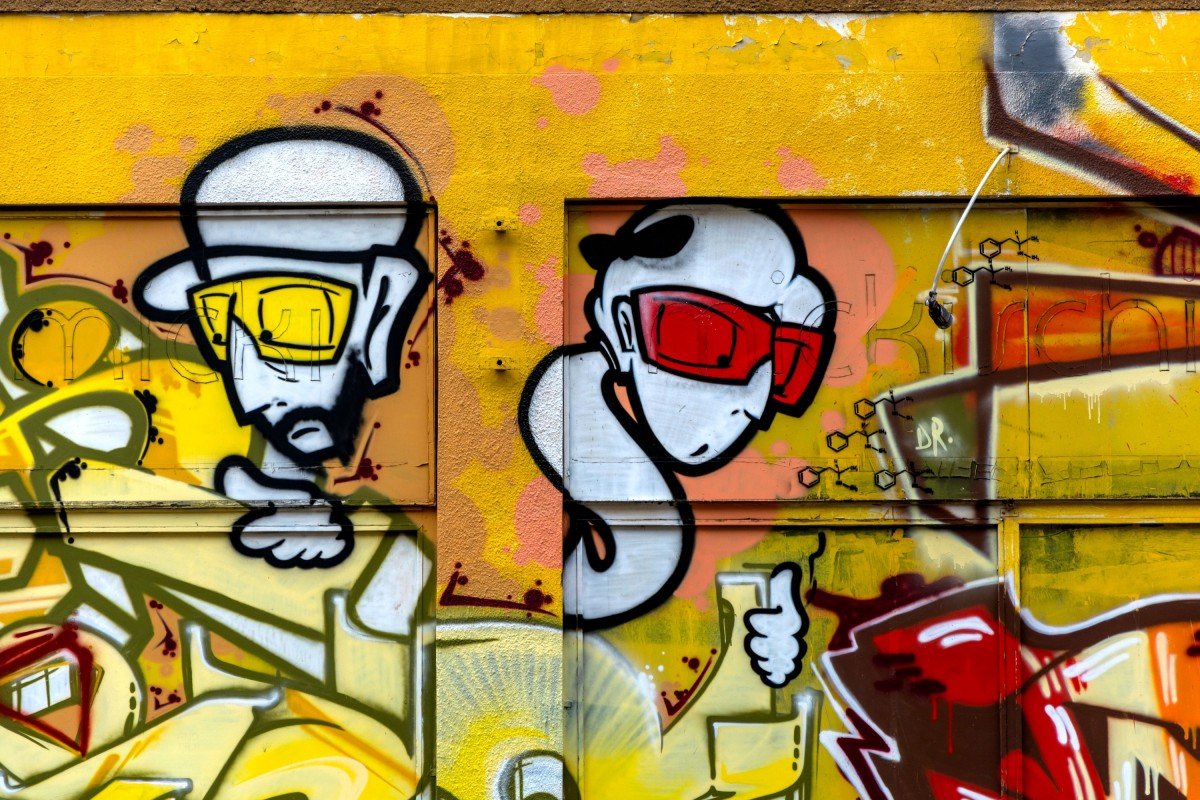 Желтое граффити
