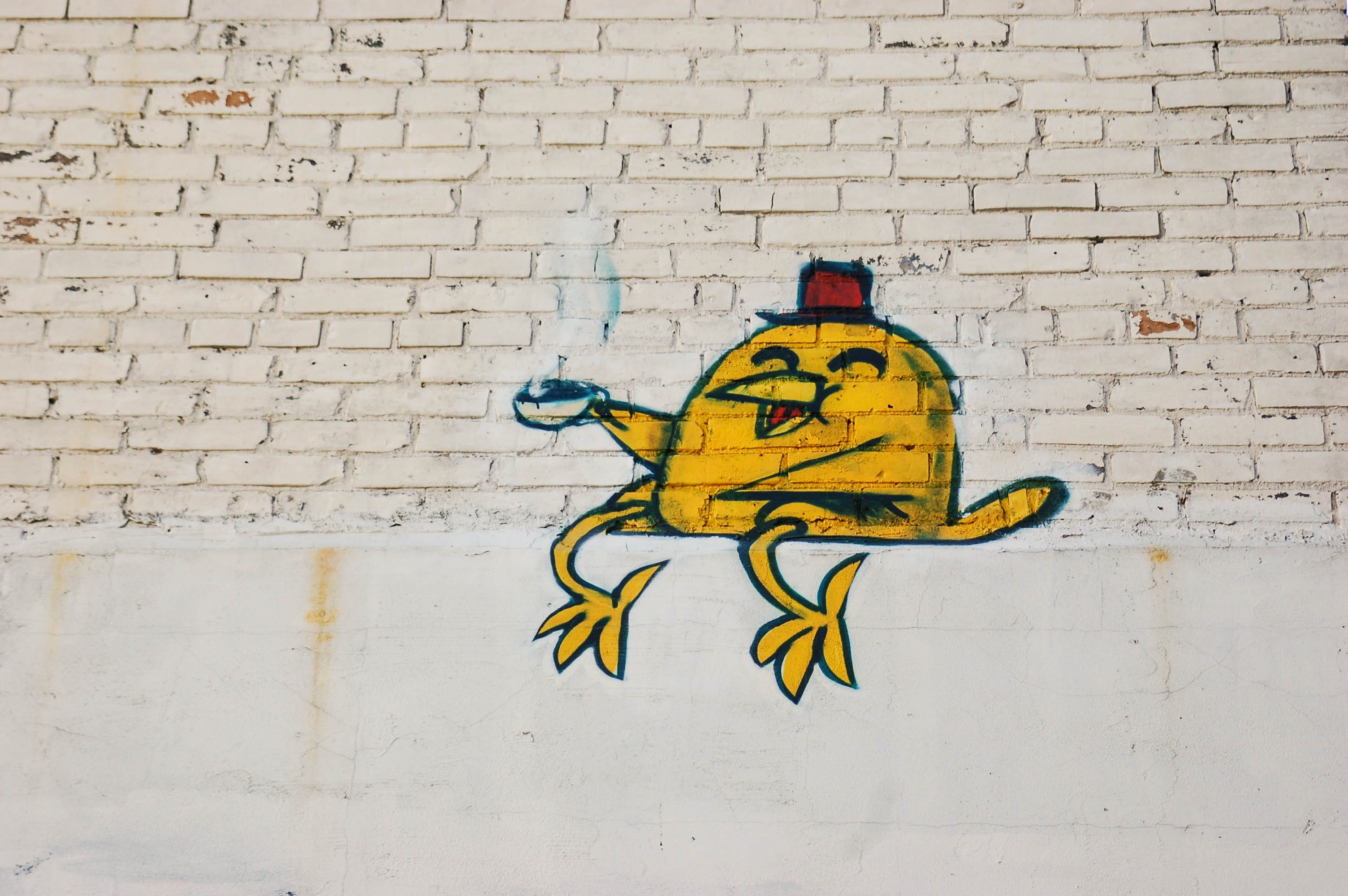Желтое граффити на стене
