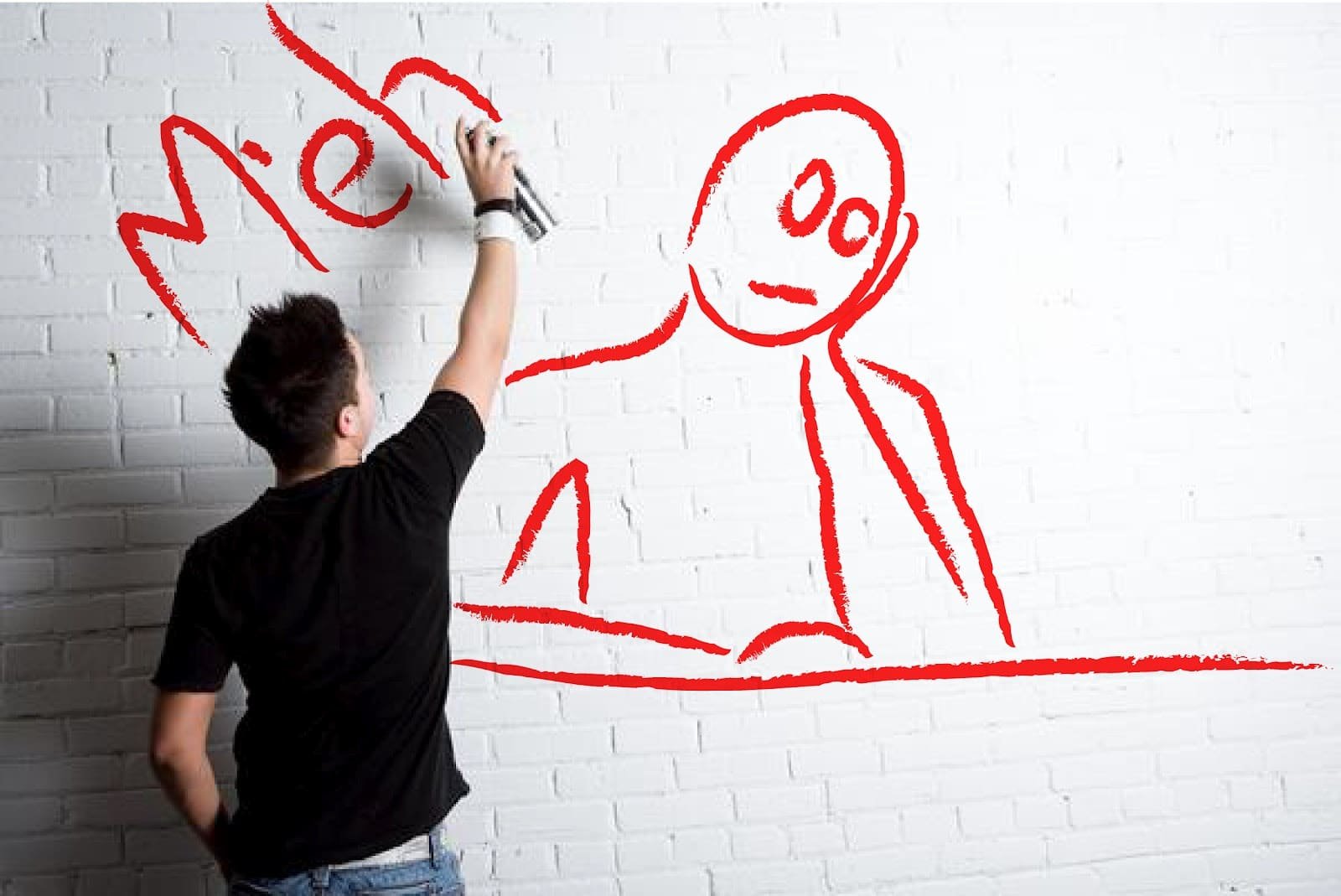Человек рисует на стене