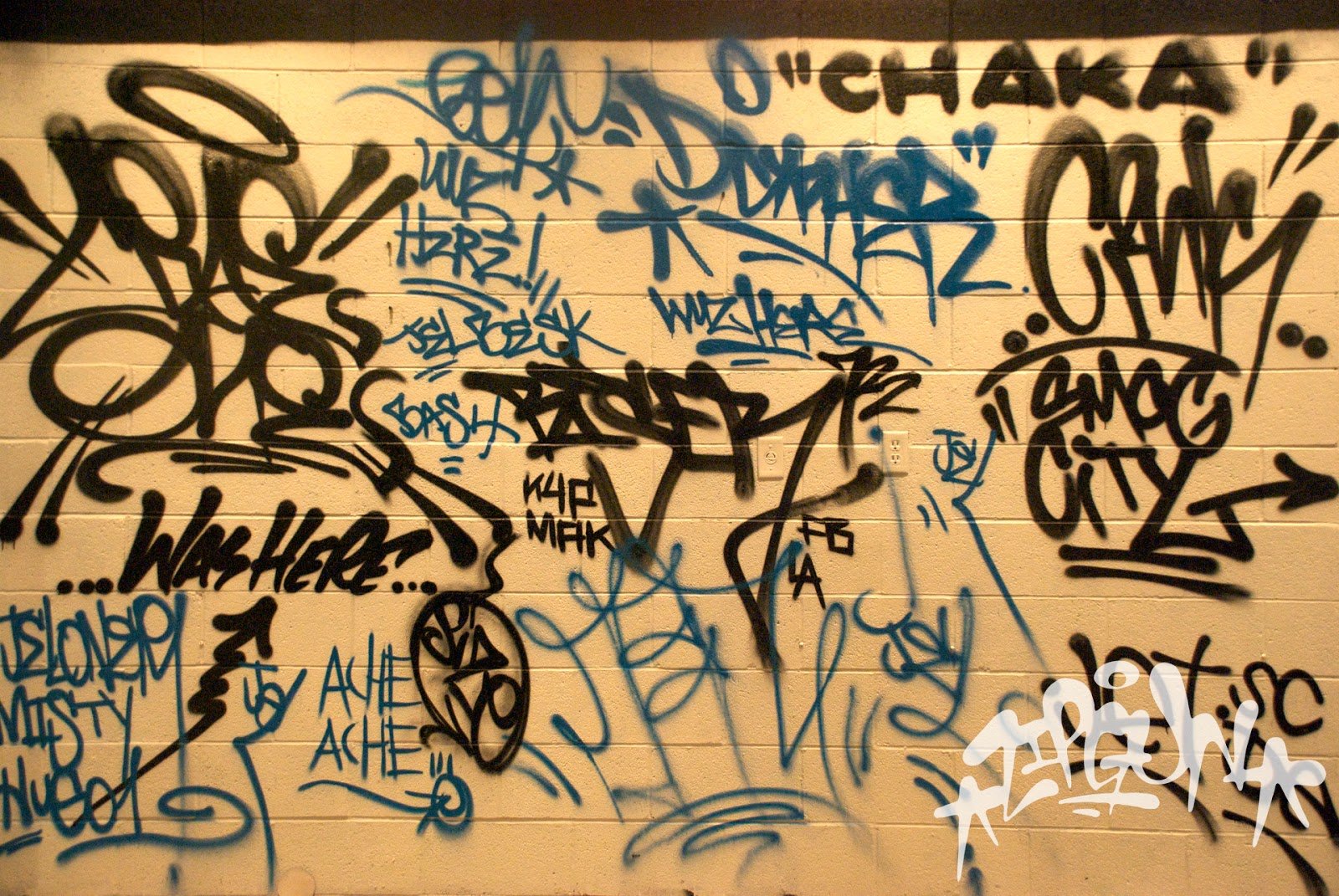 Нужна тэга. Теги граффити. Теги на стенах. Теги граффити для новичков. Теги граффити на стенах.