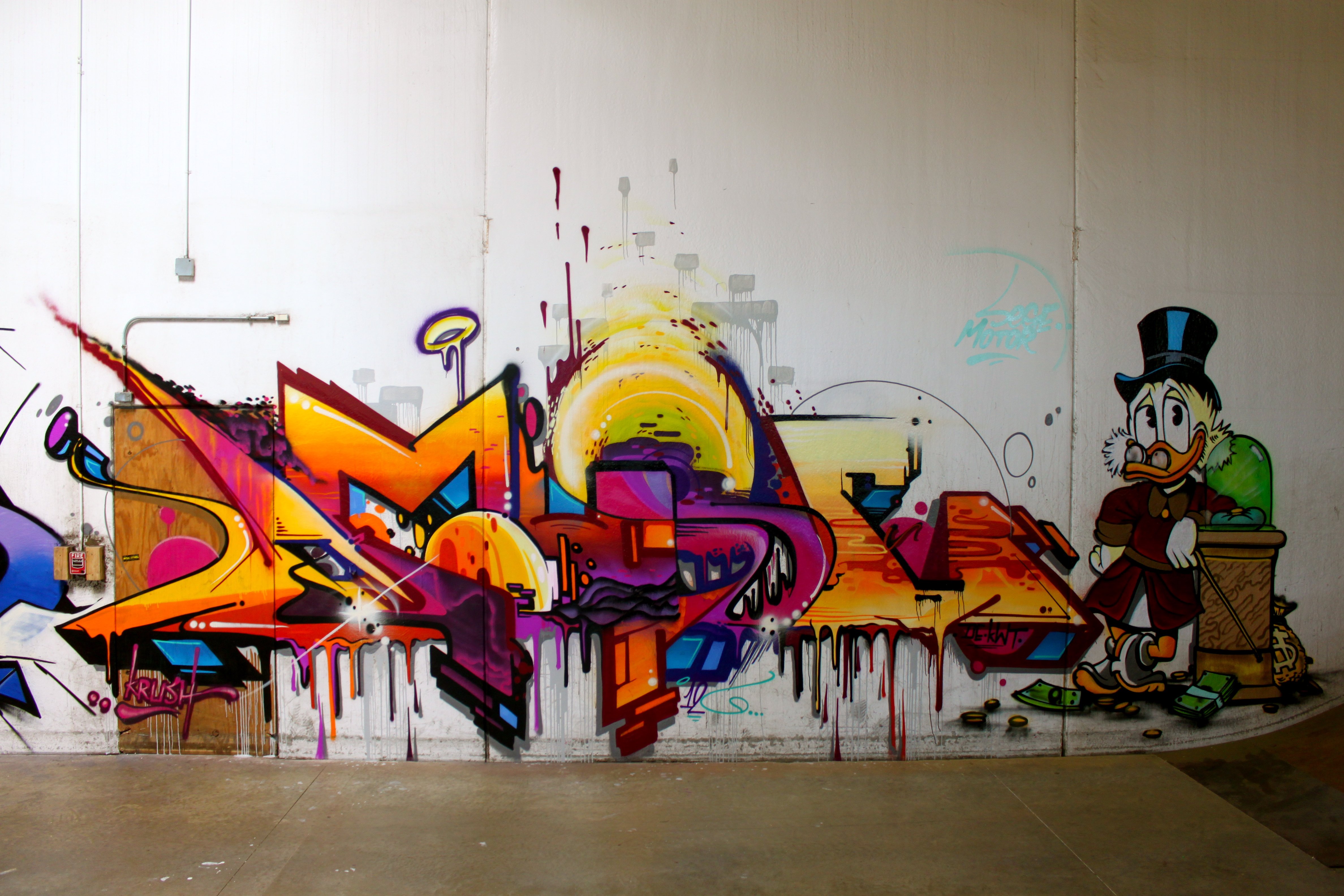 Расписанная стена граффити