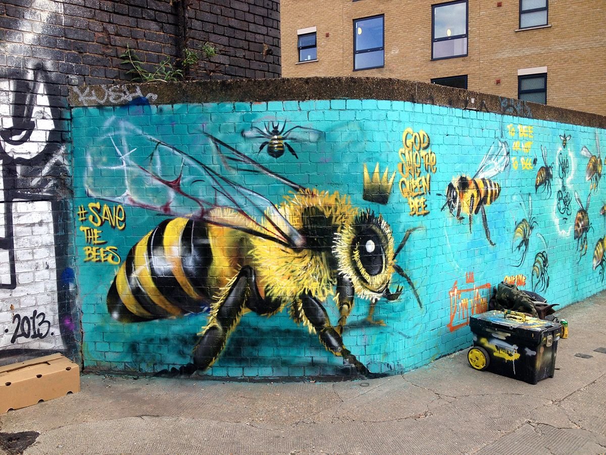 Стрит арт пчела