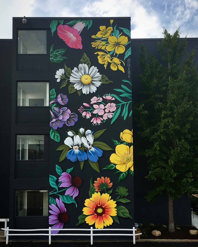 Цветы на фасаде
