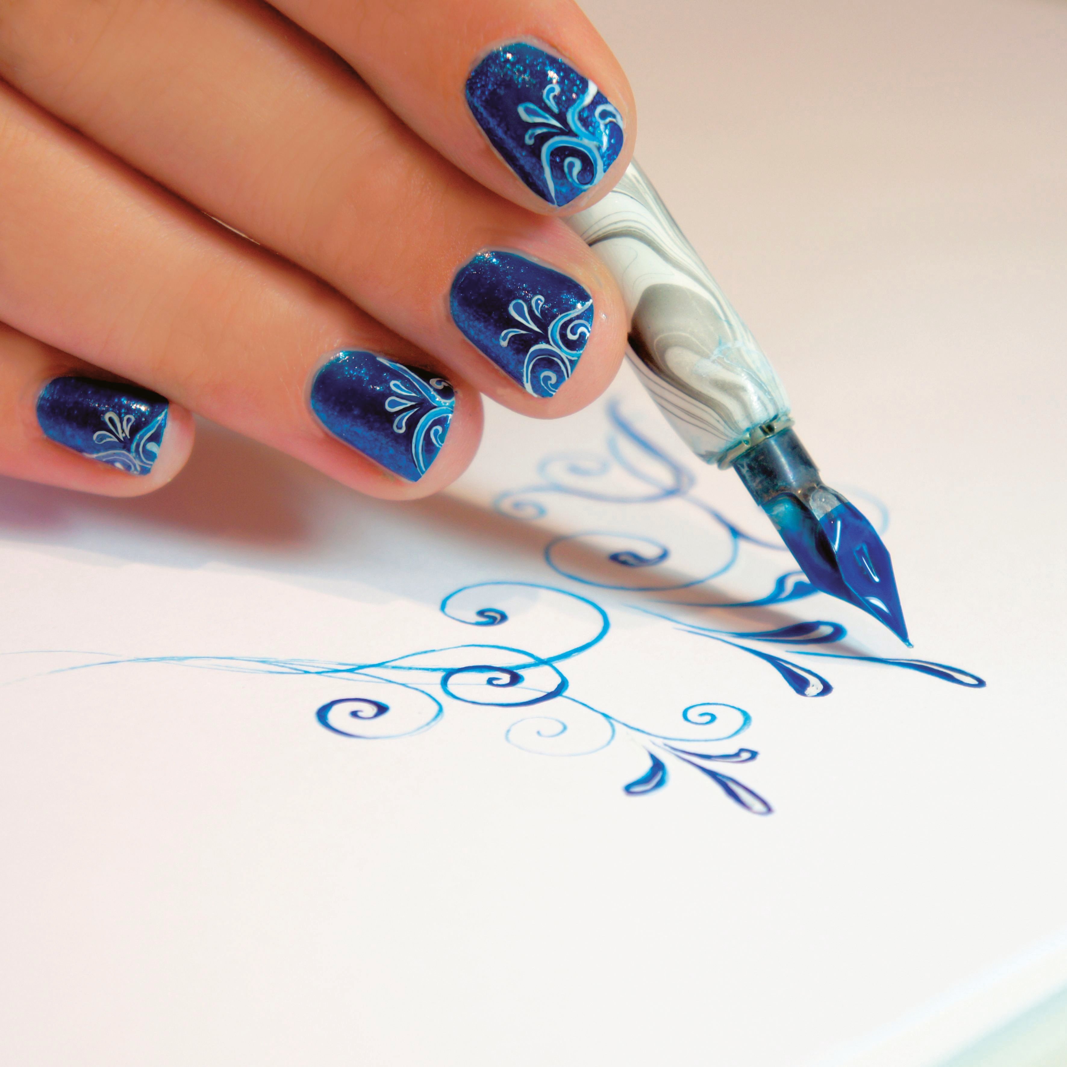 Рисование маркером на ногтях