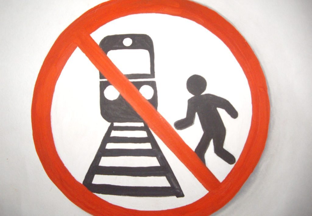 Плакат соблюдение правил. Плакат правил безопасности. Знаки безопасности и правил на железной дороге. Плакат соблюдение правил безопасности в транспорте. Соблюден е правил безопасности в транспорте.