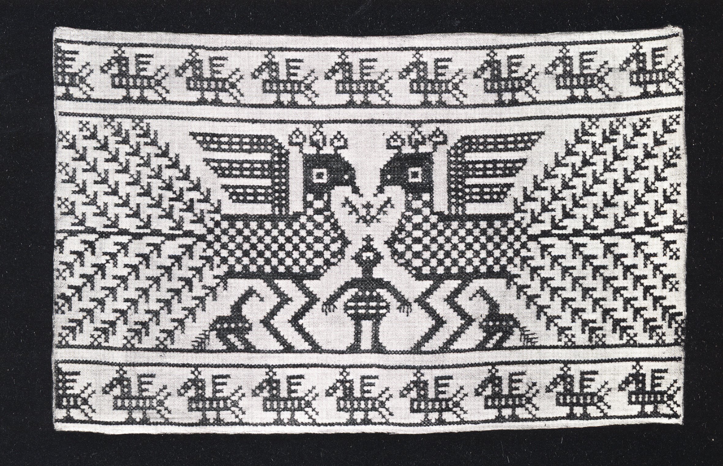 Орнамент народной вышивки черно-белый