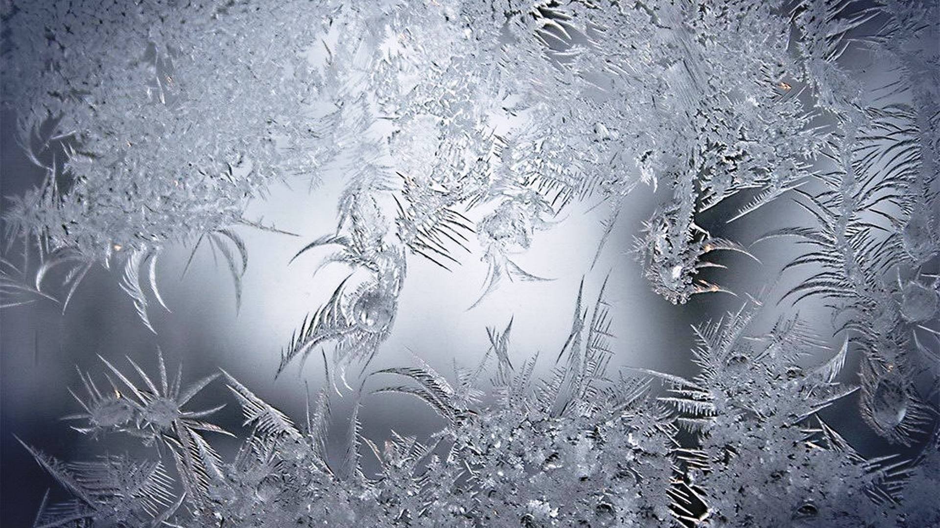 Узоры снега на окне рисунок