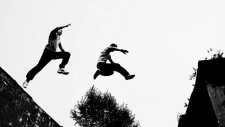 Мальчик паркур