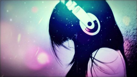 Аниме девушка в наушниках и капюшоне