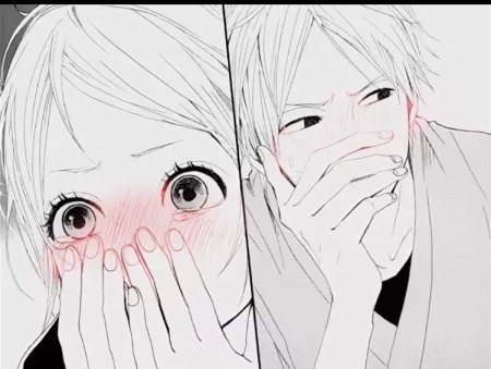 Аниме прикрывает рот рукой