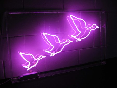 Неоновая вывеска фиолетовая