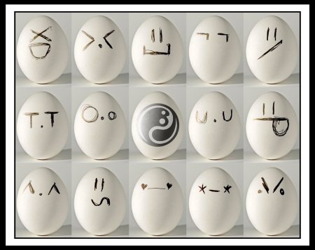 Рожицы на яйцах маркером