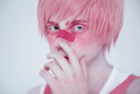 Мальчик с розовыми волосами