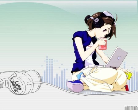 Девушка в наушниках с ноутбуком