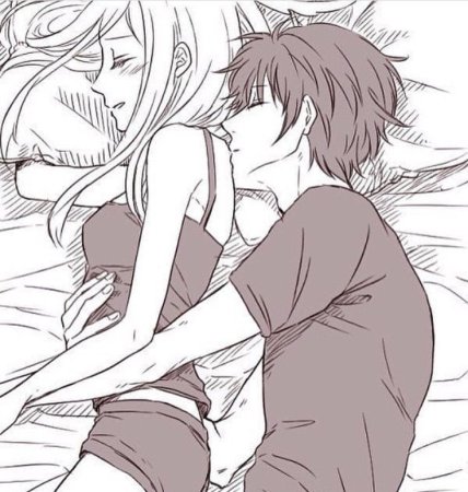 Аниме парочка обнимается в кровати