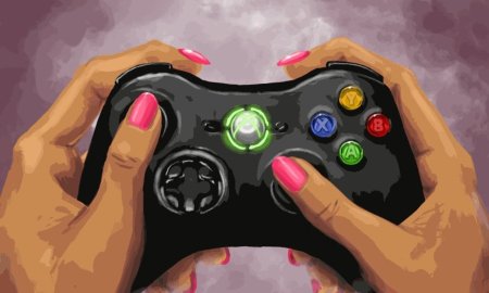Девушка с джойстиком