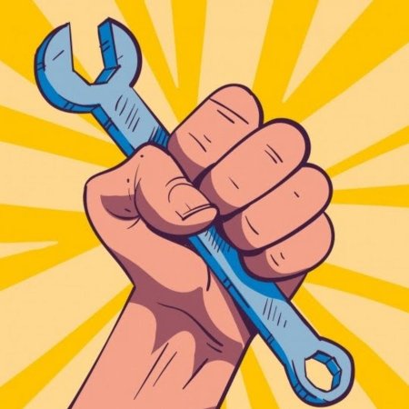 Гаечный ключ в руке