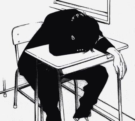 Человек лежит на парте