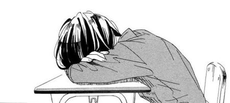 Человек лежит на парте