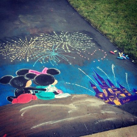 Собака мелками на асфальте