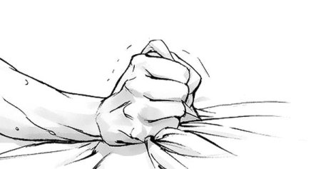 Рука сжимает ткань