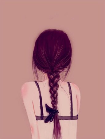 Девочка с косичками со спины