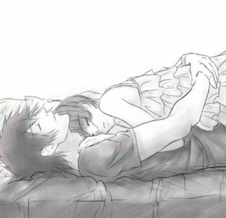 Аниме спят в обнимку