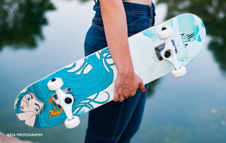 Скейтборд в руках