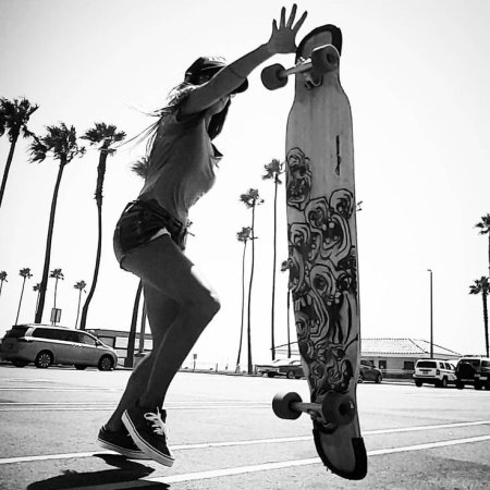 Девушка танцует на лонгборде