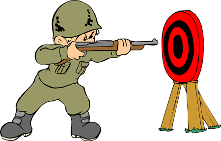 Солдат стреляет в мишень