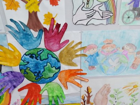 Выставка рисунков мы за мир