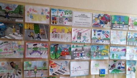 Выставка рисунков по ПДД В школе