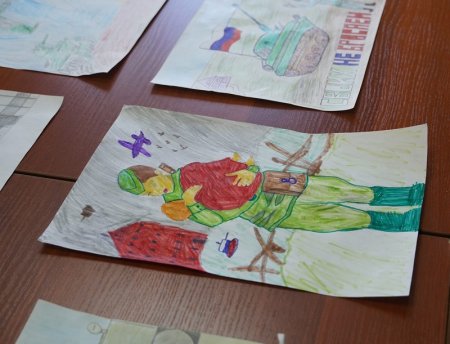 Детские рисунки в поддержку солдат