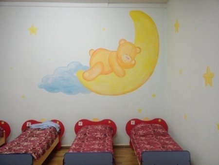 Стены в спальне в детском саду