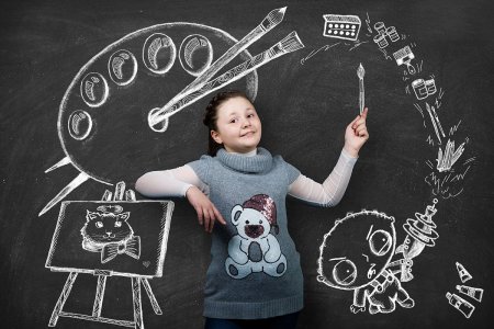 Дети рисуют на асфальте